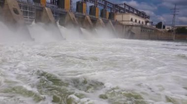Dubasari (Dubossary), Moldova 'daki Nistru nehri üzerindeki hidroelektrik santrali. Hidroelektrik santrali, su barajı, yenilenebilir elektrik kaynağı, endüstriyel konsept. Küresel çevre sorunları.