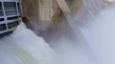 Dubasari (Dubossary), Moldova 'daki Nistru nehri üzerindeki hidroelektrik santrali. Hidroelektrik santrali, su barajı, yenilenebilir elektrik kaynağı, endüstriyel konsept. Küresel çevre sorunları.