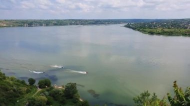 Dubasari (Dubossary), Transnistria, Moldova yakınlarındaki Nistru nehri üzerinde yüksek açılı, jet gökyüzü manzaralı. Mavi gökyüzünün altında su motorsikleti olan hoş bir manzara. Macera konsepti.