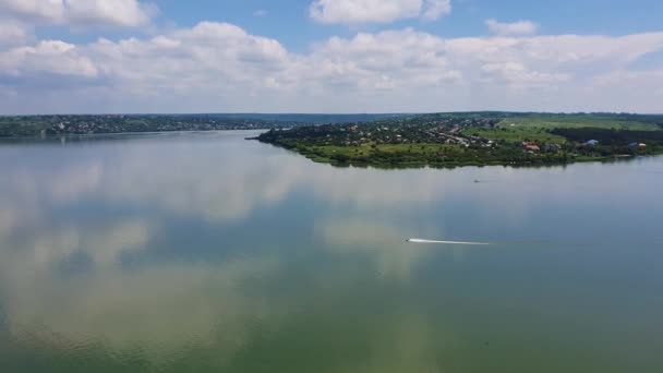 Haut-angle, vue en altitude sur un jet ski sur la rivière Nistru, près de Dubasari (Dubossary), Transnistrie, Moldavie. Scène idyllique avec une moto d'eau sous un ciel bleu riche. Concept d'aventure.