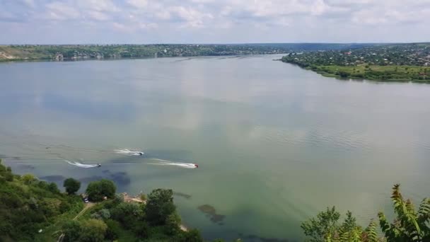 Haut-angle, vue en altitude avec jet-ciel sur la rivière Nistru, près de Dubasari (Dubossary), Transnistrie, Moldavie. Scène idyllique avec une moto d'eau sous un ciel bleu riche. Concept d'aventure.
