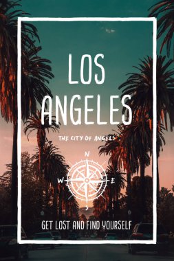 Los Angeles, ABD, Melekler Şehri. Moda seyahat tasarımı, ilham verici metin sanatı palmiye ağaçları ve günbatımı silueti olan şehir merkezi caddesi. Turist macera konsepti, pusula sembolü ve gezi tipografisi.