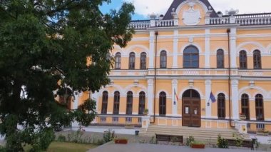 Manuc Bei malikanesi, Moldova 'nın Hincesti kentinde yer alan müze, şaraphane ve diğer yapılara sahip bir mimari, kültür ve tarihi kompleks. Manuc Bey saray cephesi.