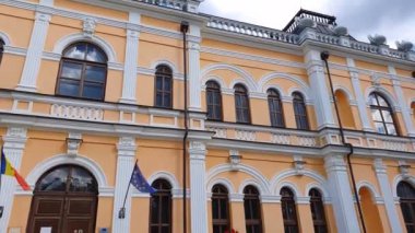 Manuc Bei malikanesi, Moldova 'nın Hincesti kentinde yer alan müze, şaraphane ve diğer yapılara sahip bir mimari, kültür ve tarihi kompleks. Manuc Bey saray cephesi.