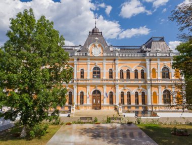 Manuc Bei malikanesi, Moldova 'nın Hincesti kentinde yer alan müze, şaraphane ve diğer yapılara sahip bir mimari, kültür ve tarihi kompleks. Güneşli bir yaz gününde Manuc Bey saray cephesi ve bahçesi
