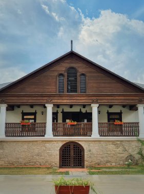 Hincesti şehri, Moldova 'nın Manuc Bei malikânesindeki müze cephesi, mimari, kültür ve tarihi kompleksi. Sütunları, taşları ve ahşap detayları olan eski, geleneksel Moldova kır evi.