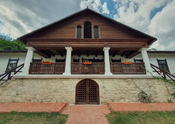 Hincesti şehri, Moldova 'nın Manuc Bei malikânesindeki müze cephesi, mimari, kültür ve tarihi kompleksi. Sütunları, taşları ve ahşap detayları olan eski, geleneksel Moldova kır evi.