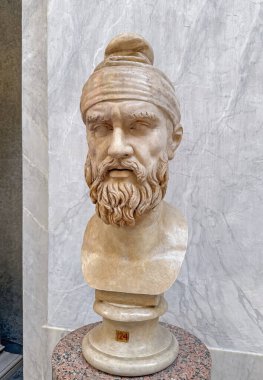 VATİKAN ŞEHRİ, Roma, İtalya - 02 Ağustos 2025 Klasik mermer büstü sakallı Dacian bir adamın tipik Phrygian şapkası takan heykeli