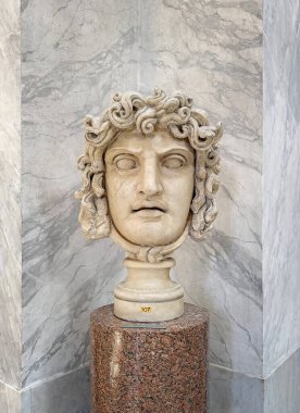 VATİKAN ŞEHRİ, Roma, İtalya - 02 Ağustos 2025 Medusa 'nın klasik mermer başkanı, Yunan mitolojisinde saçını ören yılanlarla dolu, Chiaramonti Müzesi' nde yer alan korkunç bir Gorgon.