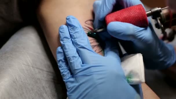 Artista Del Tatuaje Hacer Color Tatuaje En Brazo De Hombre Vídeos