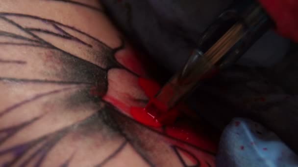 Profesionální tattooist dělá tetování ve studiu.