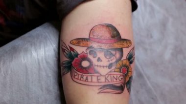 Artista Del Tatuaje De Hombre Tatuajes Salón De Tatuajes Vídeo