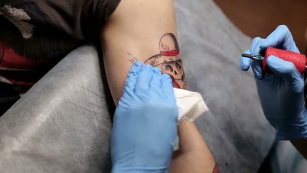 Detailní pohled profesionální Tetovací umělec který vydělávání tetování na ruku.