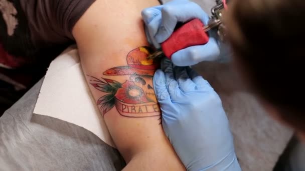 Artista Del Tatuaje Hacer Color Tatuaje En Brazo De Hombre Llenan El Tatuaje De Tinta Amarillo