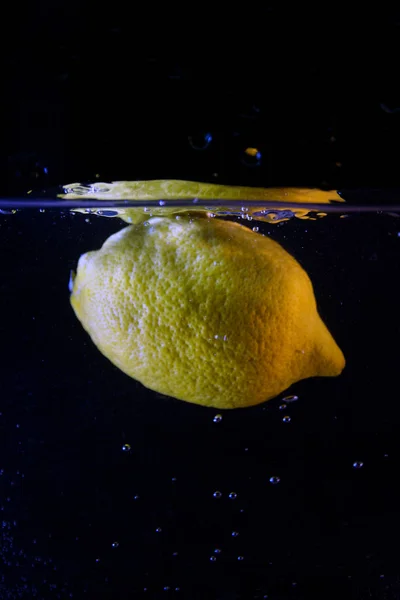 Citron Dans Eau Sur Fond Noir — Photo