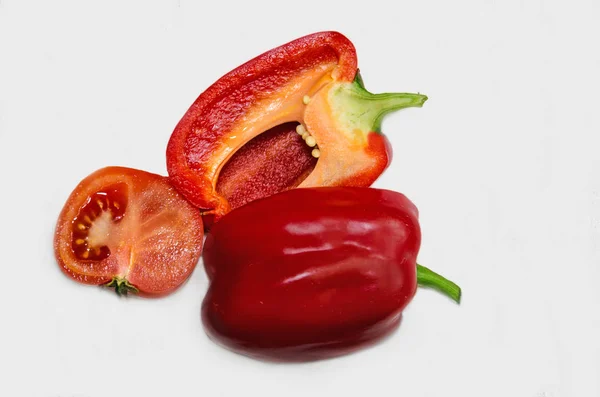 Paprika Und Tomatenscheiben Gemüse Auf Weißem Hintergrund — Stockfoto