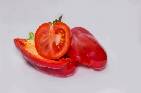 Paprika Und Tomatenscheiben Gemüse Auf Isoliertem Hintergrund — Stockfoto