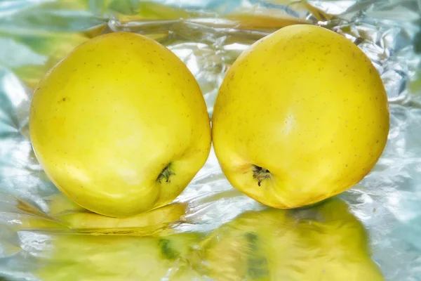 Manzanas Sobre Papel Aluminio Manzanas Amarillas —  Fotos de Stock