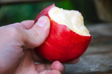 Elindeki kırmızı elma ısırığı., 