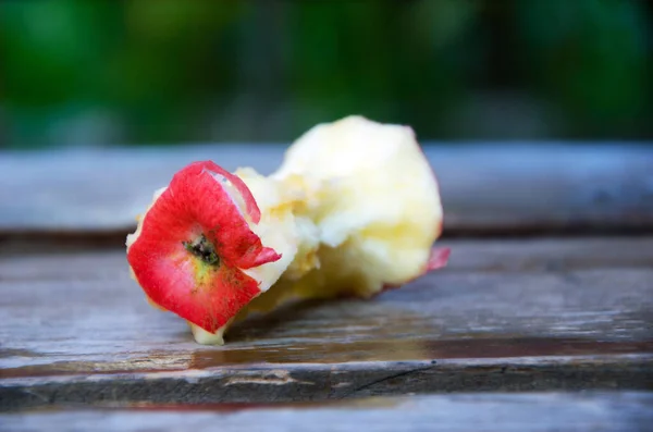 Ahşap Bir Arka Planda Kırmızı Elma Koçanı — Stok fotoğraf