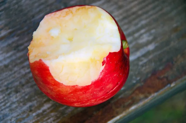 Ahşap Bir Arka Planda Kırmızı Elma Isırığı Yakından Kırmızı Elma — Stok fotoğraf