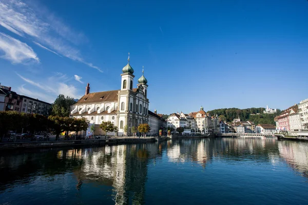 Luzern Gölü ve görkemli eski kasaba binaları, Alplerin kuzeyinde yer alan Katolik ve büyük bir Barok kilisesi olan Lucerne Cizvit Kilisesi 'ne sahiptir. Turistik eğlence, manzara, şehir, Avrupa