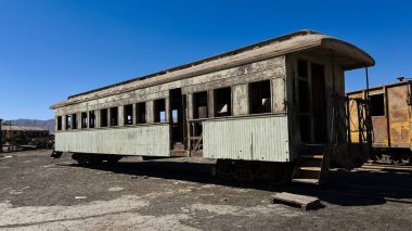 Şili 'deki Baquedano Demiryolu Müzesi' nde terk edilmiş eski demiryolu vagonları. Atacama Çölü 'nde köy müzesi demiryolu ve demiryolu taşımacılığının tarihini anlatan bir sergi sunuyor..