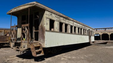 Şili 'deki Baquedano Demiryolu Müzesi' nde terk edilmiş eski, paslı vagonlar. Atacama Çölü 'nün ortasında köy müzesi demiryolu ve demiryolu taşımacılığının tarihini anlatan bir sergi sunuyor..