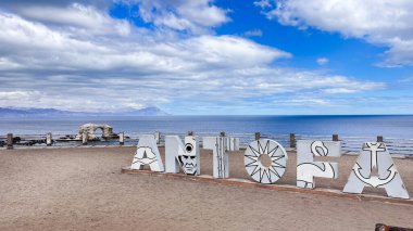 Büyük harfler ve şehrin arka planında görkemli Mirador de la Portada ile 