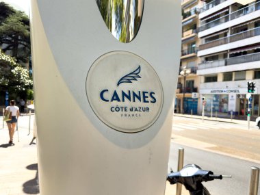 Cannes, Fransa-02.09.2025 Parlak güneş ışığı Cannes sokaklarını aydınlatırken yayalar bu çarpıcı Fransız sahil şehrinin atmosferinin ve ikonik manzarasının tadını çıkarıyorlar..