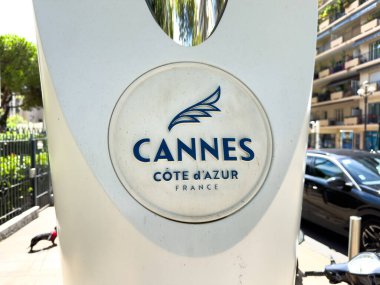 Cannes, Fransa-02.09.2025 Güneşli sokakların ziyaretçileri canlı kültürü, çarpıcı mimariyi ve Fransız Rivierası 'nın hayat dolu ruhunu keşfetmeye davet ettiği Cannes' a bir bakış..