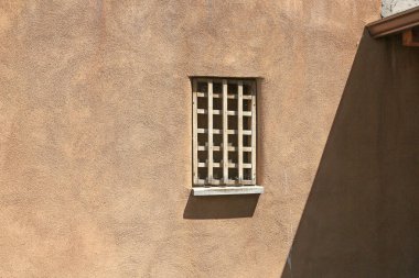 Kaburgalar bir evin New Mexico'da bir adobe duvarda ahşap pencere