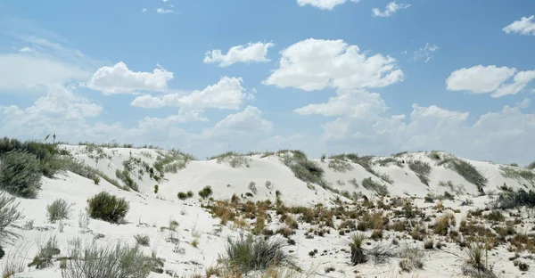 Güney New Mexico 'da bulutlar ve mavi gökyüzü ile beyaz alçı kum tepeleri