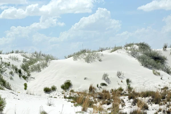 Güney New Mexico 'da bulutlar ve mavi gökyüzü ile beyaz alçı kum tepeleri