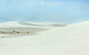 Arka planda dağlar ile Güney New Mexico çölünde beyaz kum kumul
