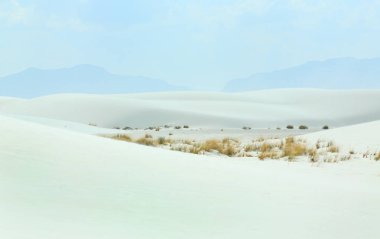 Beyaz kum tepeleri rüzgar dalgaların bir gün mavi gökyüzü ve bulutlar ile oluşan