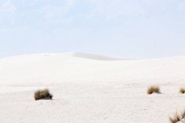 Beyaz kum tepeleri rüzgar dalgaların bir gün mavi gökyüzü ve bulutlar ile oluşan