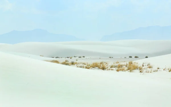 Белые Песчаные Дюны Ветром Образуют Рябь День Голубым Небом Облаками — стоковое фото