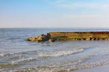 Sabahın erken saatlerinde iskele ve küçük dalgalar