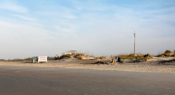 早朝の砂丘と標識 — ストック写真