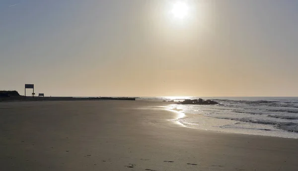 Por la mañana temprano en una playa —  Fotos de Stock