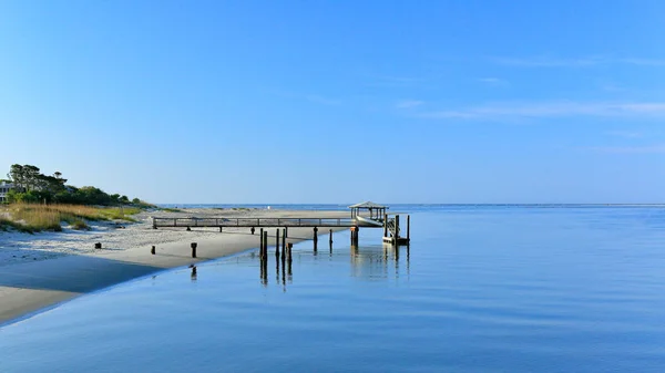 Podniesiona drewniana przystań wzdłuż plaży — Zdjęcie stockowe