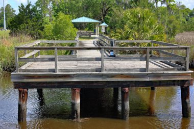 Dere boyunca bir balıkçı iskelesi