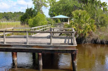 Dere boyunca bir balıkçı iskelesi