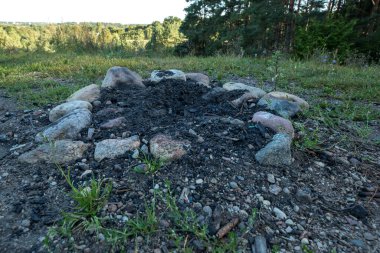 Ormanda ya da açıklıkta ateş yakılacak bir yer. Sönmüş bir ateş, büyük ve orta büyüklükteki taşlarla çevrili kül ve küllerden oluşur..