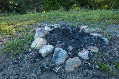 Ormanda ya da açıklıkta ateş yakılacak bir yer. Sönmüş bir ateş, büyük ve orta büyüklükteki taşlarla çevrili kül ve küllerden oluşur..