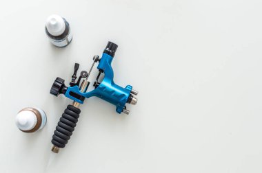 kalıcı makyaj ve microblasting beyaz bir arka plan üzerinde için makine. Renkverenler, küçük şişeli