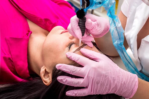 microblooding kaşlar yakın çekim