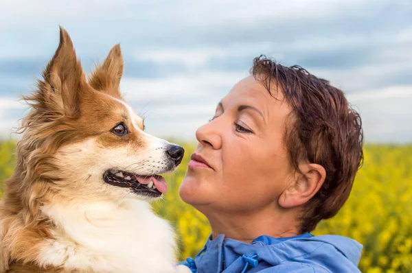犬のクローズ アップと女性のポートレート — ストック写真