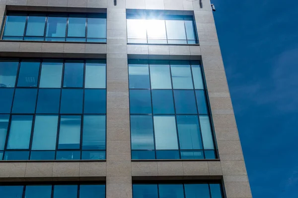 Moderno Edificio Oficinas Estilo Minimalista Con Reflejo Luz Del Sol — Foto de Stock